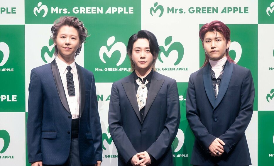 記者発表を行ったMrs. GREEN APPLE。写真左から藤澤涼架、大森元貴、若井滉斗（撮影／田中聖太郎写真事務所）