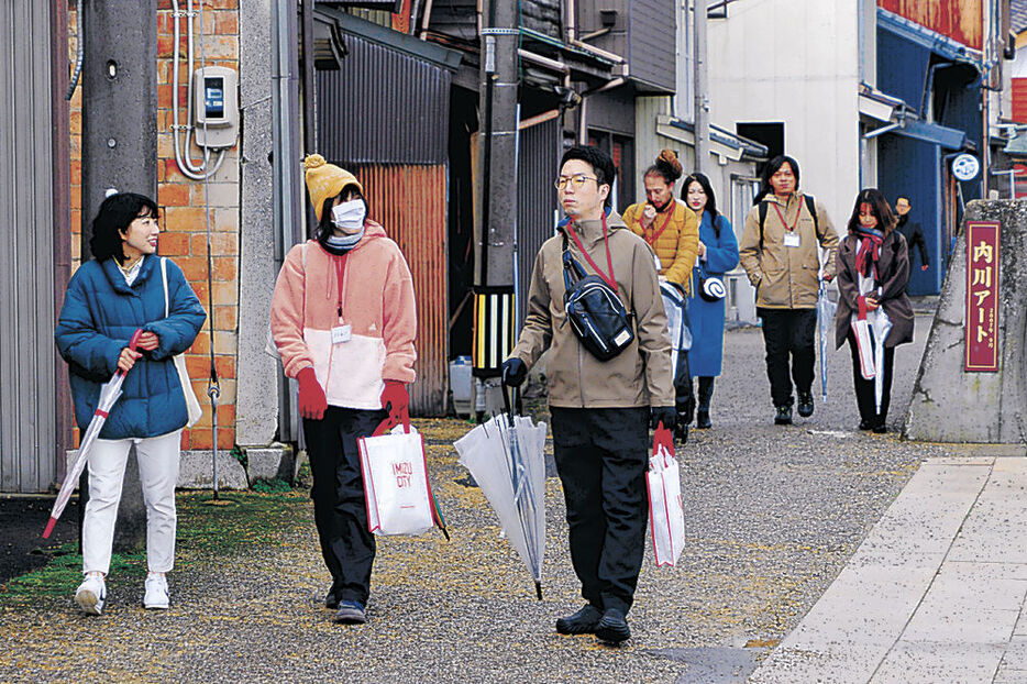 内川沿いを散策する参加者＝射水市内