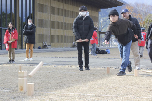 【クッブ大会で熱戦を繰り広げる参加者ら＝尾鷲市向井の県立熊野古道センターで】