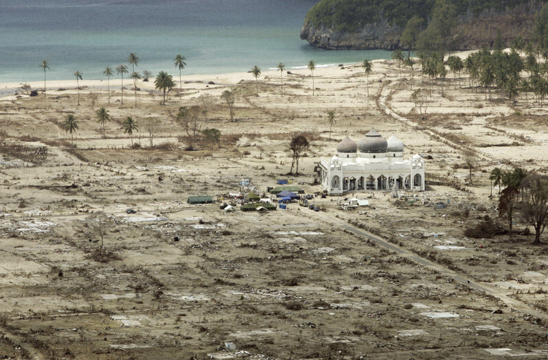 大津波に襲われ、家屋が流された海辺の町に残るモスク＝バンダアチェで2005年1月30日、AP