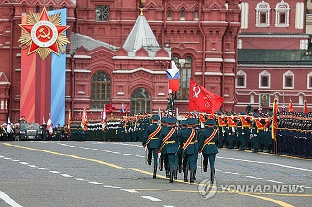 今年5月にモスクワ・赤の広場で行われた軍事パレードの様子＝（タス通信＝聯合ニュース）≪転載・転用禁止≫