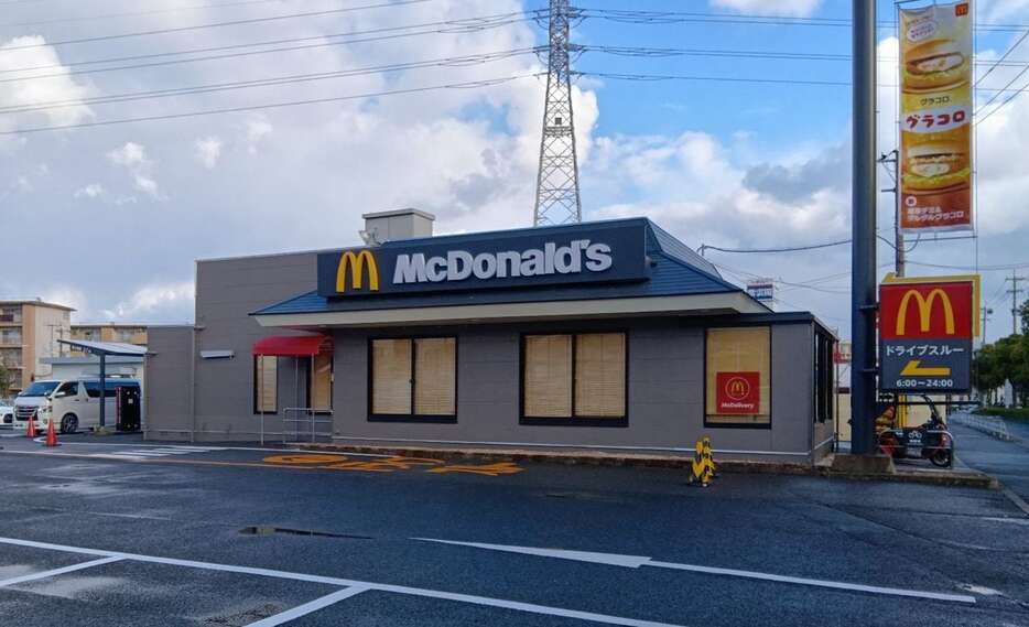 中学生が刺される事件のあったファストフード店「マクドナルド322徳力店」＝15日朝、北九州市小倉南区