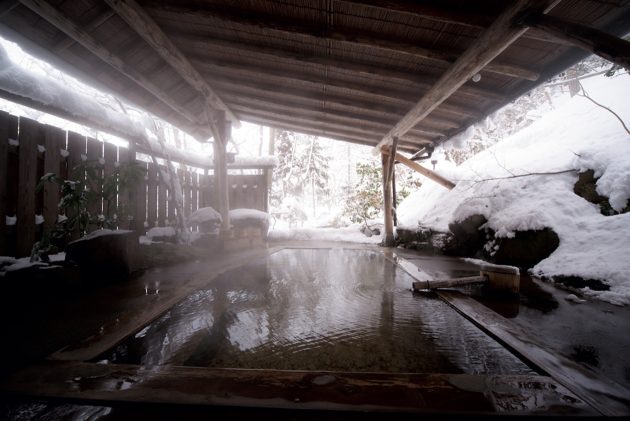 宿の裏山にある貸切庭園露天風呂「母里（もり）の湯」。