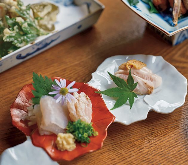 自家農場の地鶏の刺身や摘み草揚げなど鄙（ひな）の宿ならではの美味を堪能したい。