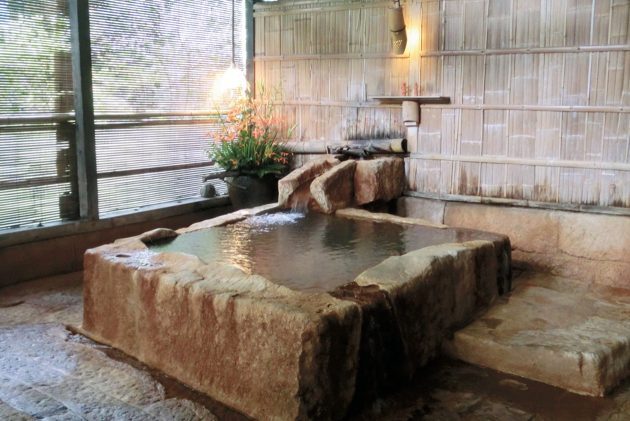 宿の横の天降川（あもりがわ）に連なる、30万年前の噴火で堆積した一枚岩をくりぬいて造ったお風呂。