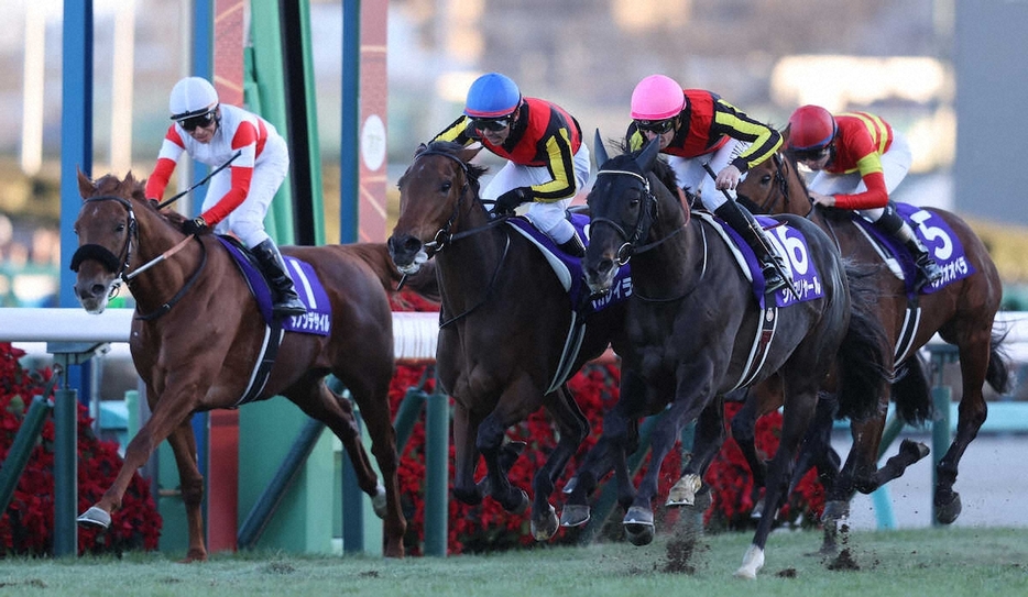 ＜有馬記念＞シャフリヤール（手前右）との競り合いを制したレガレイラ（左から2頭目）（撮影・村上　大輔）