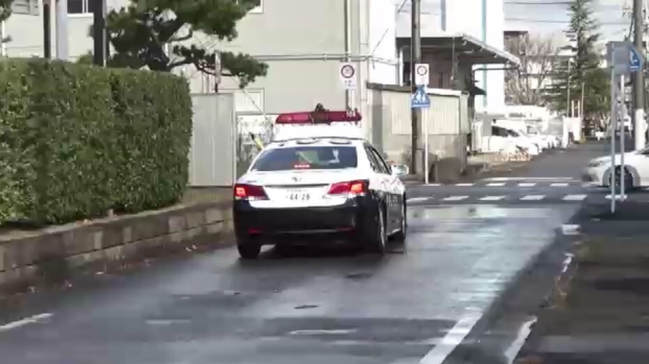 警戒に当たるパトカー(18日、北九州市)