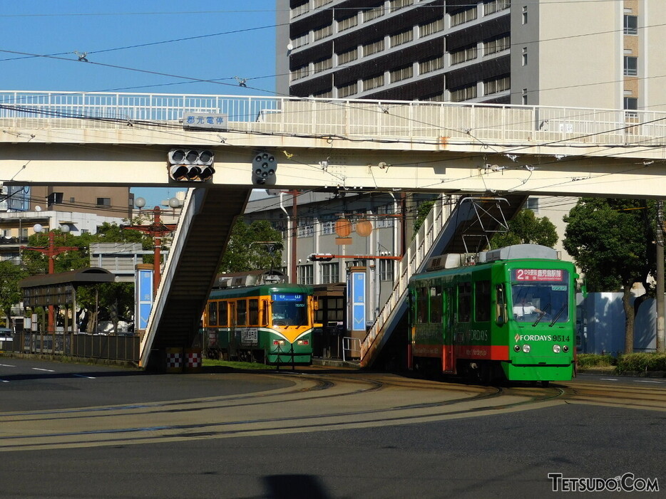 鹿児島市電の郡元停留場。郡元（南側）停留場は写真右方向にあります。両停留場間の距離は100メートルほど