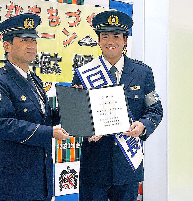 愛知県・中警察署の一日警察署長を務め、イベントに出席した中日・松木平優太投手（右）