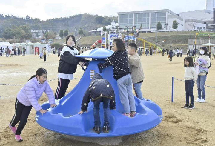 「今治こども公園おひさまパーク」の回転式遊具で遊ぶ子どもたち