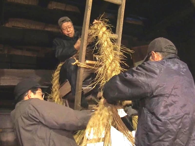 しめ縄を作る飛騨の里スタッフ＝７日午前、高山市上岡本町、飛騨の里