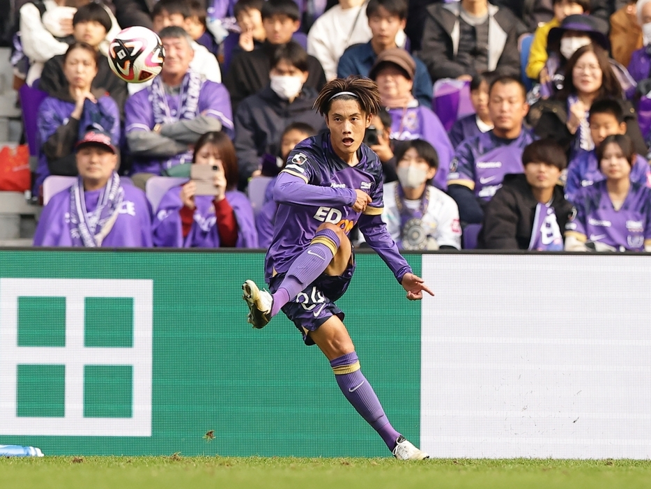 FKでゴールを決めたMF東俊希(J.LEAGUE)