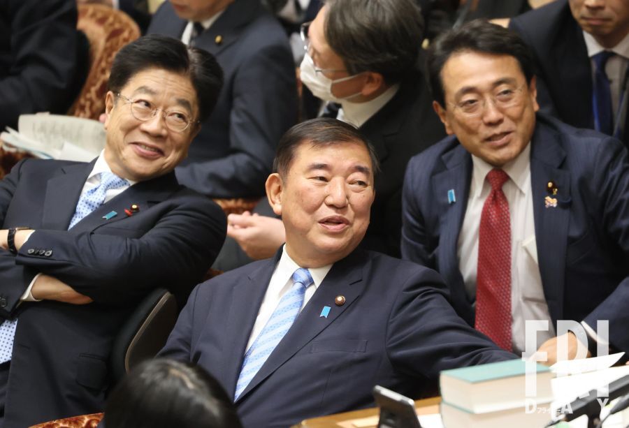 石破首相（中）、加藤官房長官（左）と写真におさまる赤澤大臣