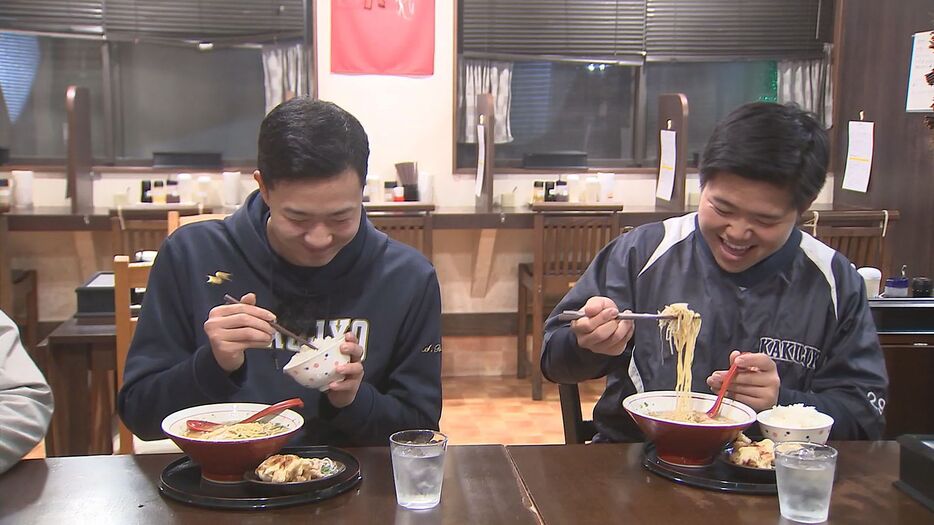 ラーメンを堪能する狩生聖真投手と菅琥太朗選手