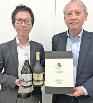 「伝統的酒造り」のユネスコ登録を記念した商品をＰＲする石川酒造場の平良昭社長（右）と銘苅淳課長代理＝２３日、沖縄タイムス社