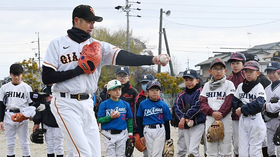 野球教室でゴロのさばき方を教える青木高広さん＝岐阜市木田、木田小グラウンド