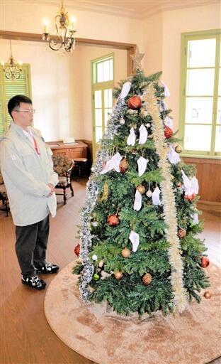 願い事を書いた足袋をぶら下げるクリスマスツリー=福井県福井市グリフィス記念館