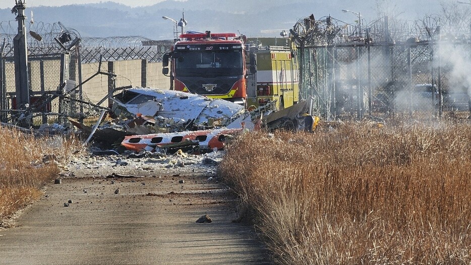 墜落現場に駆けつけた消防車＝韓国南西部の務安国際空港で2024年12月29日、ニューシス・AP