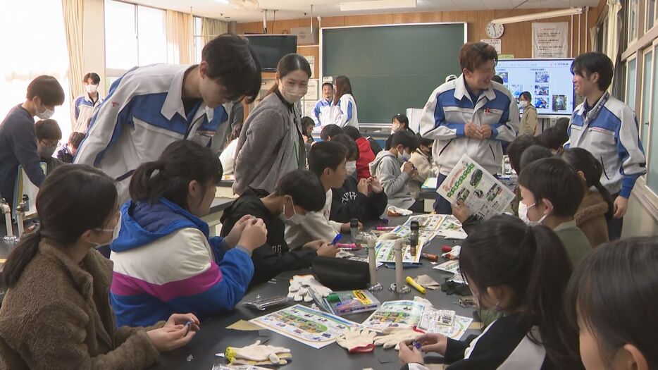 鉄板を磨く鏡づくりなどを体験する子供たち 愛知県刈谷市