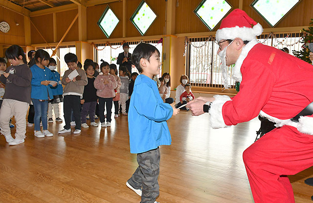 保護者らからの手紙を受け取る園児＝酒田市・認定こども園酒田第二幼稚園