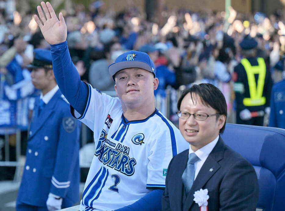 日本一優勝パレードで沿道に手を振る牧と木村社長＝１１月３０日