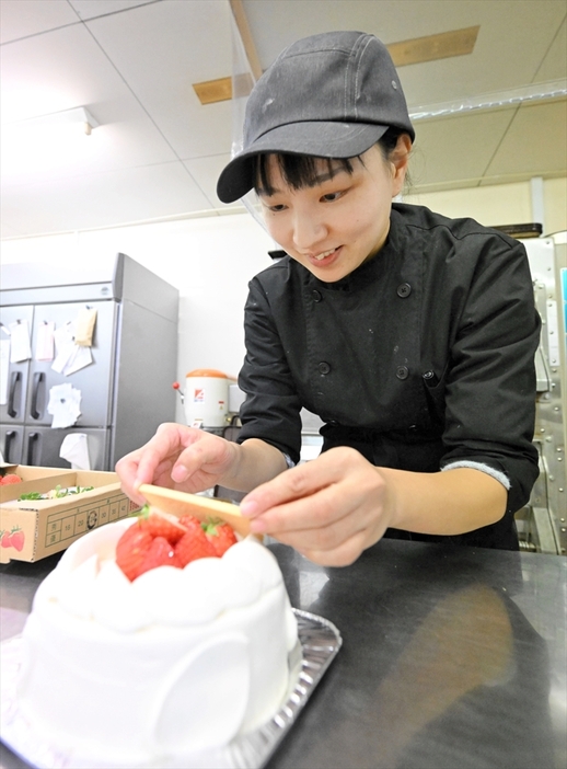 ケーキの仕上げをする末永さん