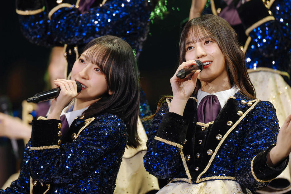 全国ツアー東京ドーム公演でパフォーマンスする日向坂46の金村美玖（左）と小坂菜緒（上山陽介氏撮影）