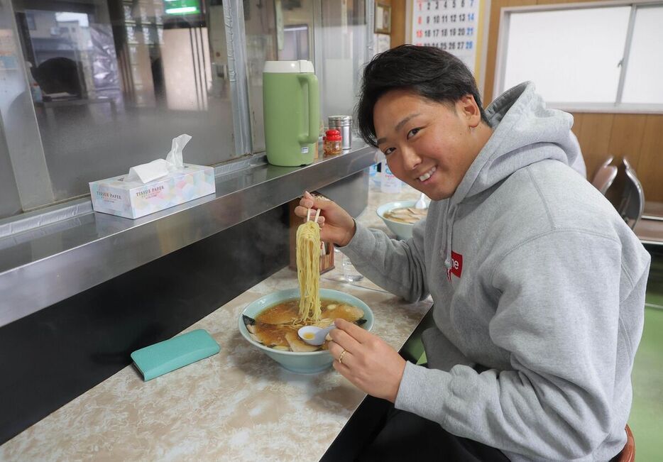 地元の行きつけのラーメン屋に寄った船迫大雅（カメラ・今成　良輔）