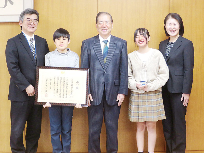 河田晃明市長（中央）に学校歯科保健の文部科学大臣賞を報告する羽生市立新郷第一小学校＝羽生市役所