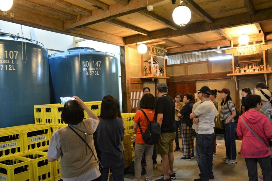 新潟県魚沼市にある「玉川酒造」の酒蔵を見学する台湾の観光客ら＝2023年5月（本田賢一撮影）