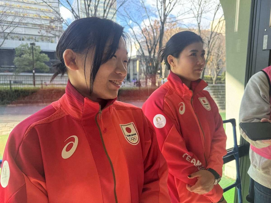 全日本選手権の会場で取材に応じる元木咲良（左）と尾崎野乃香