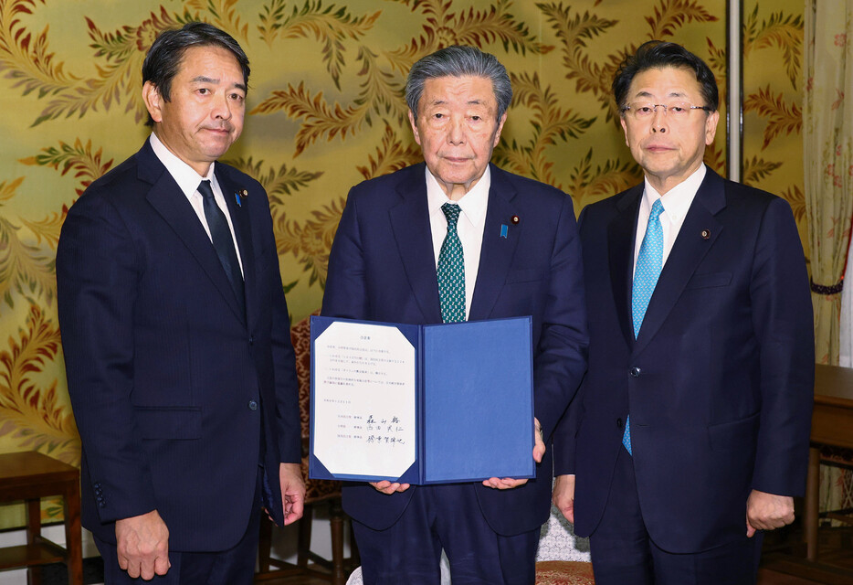 自民党の森山裕、公明党の西田実仁、国民民主党の榛葉賀津也各幹事長は１１日、国会内で会談し、「年収１０３万円の壁」見直しに関し、国民民主が主張する１７８万円実現を目指し来年から引き上げることで合意した。