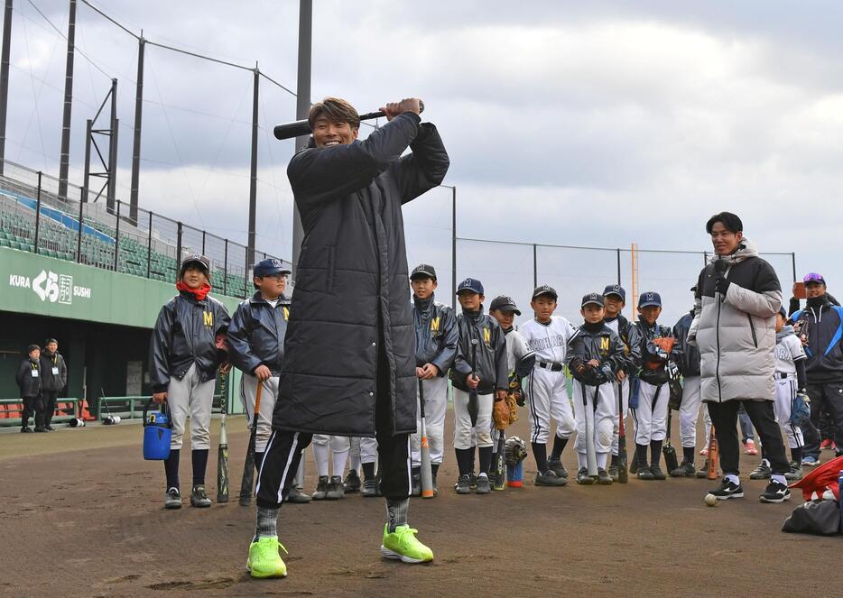 　子どもたちの前でバッティングを見せた糸井ＳＡ。右は糸原（撮影・中田匡峻）