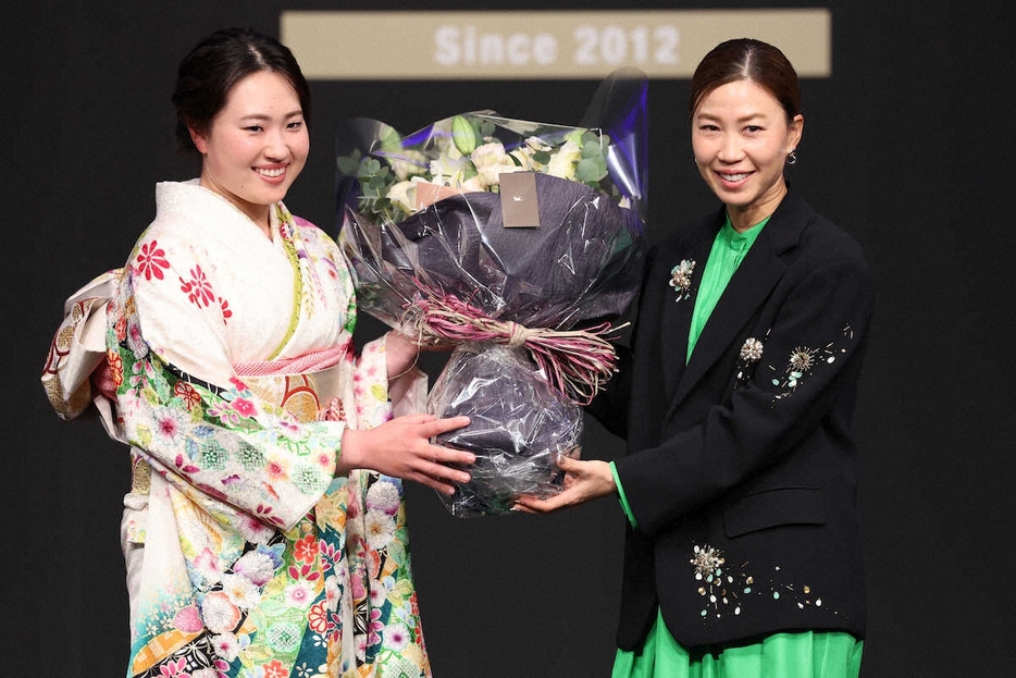 ＜JLPGAアワード2024＞JLPGA特別功労賞の上田桃子（右）に花束を渡す竹田麗央（現場代表撮影）