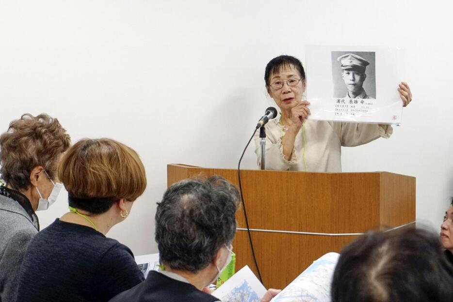 語り部活動を再現する徳島県遺族会の浜順子副会長＝11日午後、東京都千代田区