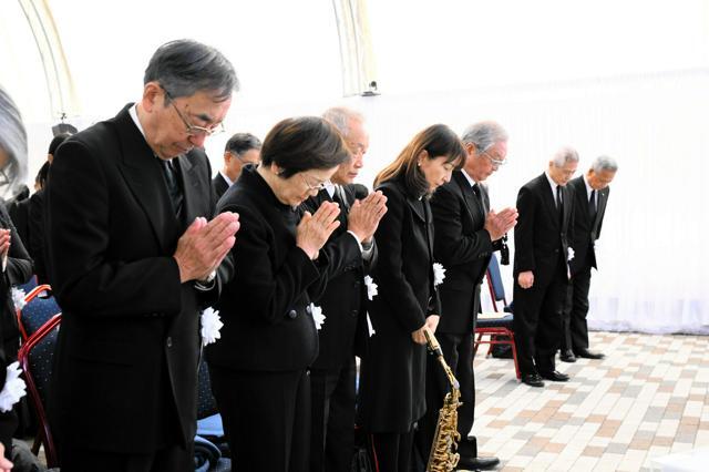 追悼慰霊式で祈る遺族ら=2024年12月2日午前9時47分、山梨県大月市、代表撮影