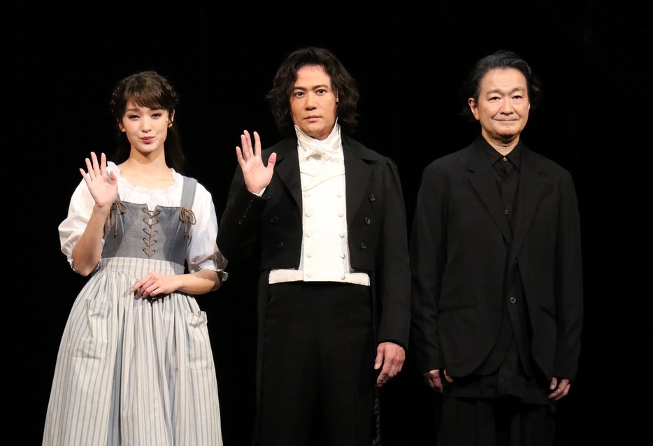 剛力彩芽、稲垣吾郎、演出の白井晃氏（左から）