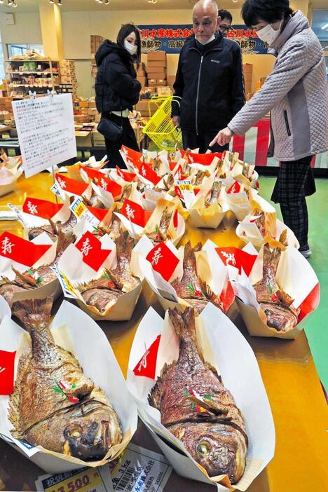 正月用に焼き上げられ、店頭に並んだ「にらみ鯛」＝加古川水産