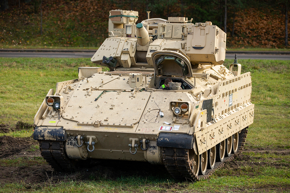 米陸軍のM2ブラッドレー歩兵戦闘車。2019年10月、リトアニア・パブラデ（Karolis Kavolelis / Shutterstock.com）