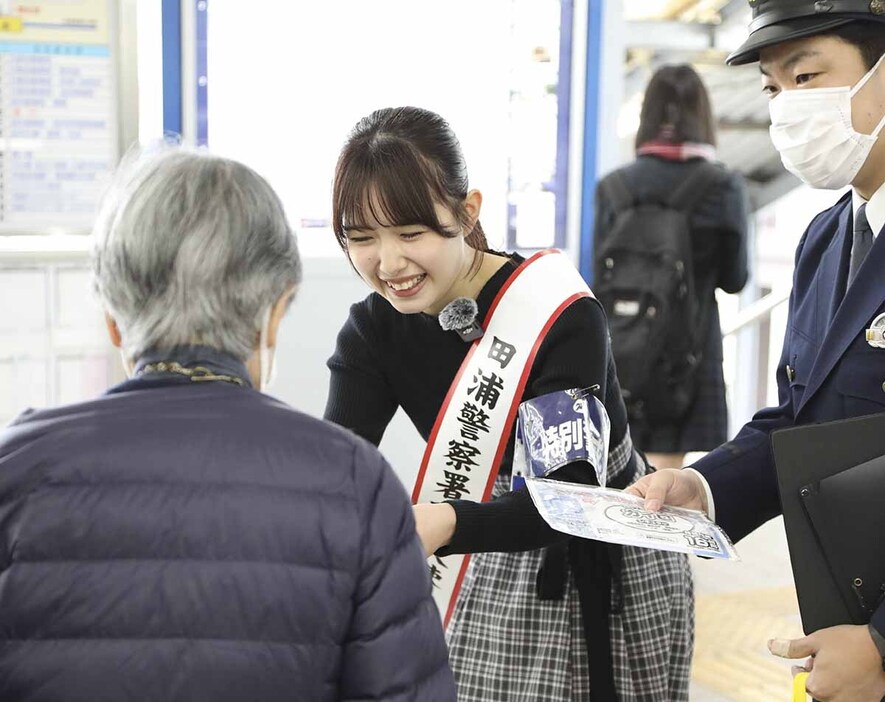 啓発チラシを配布しながら防犯を呼びかける辻村さん＝１３日、京急線追浜駅