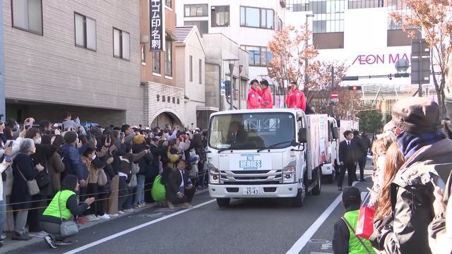 約1万人のファンが選手たちに声援をおくる