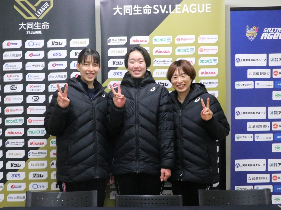 試合後の会見にて。左から岩崎、スタメンを務めた椎名真子、山岸