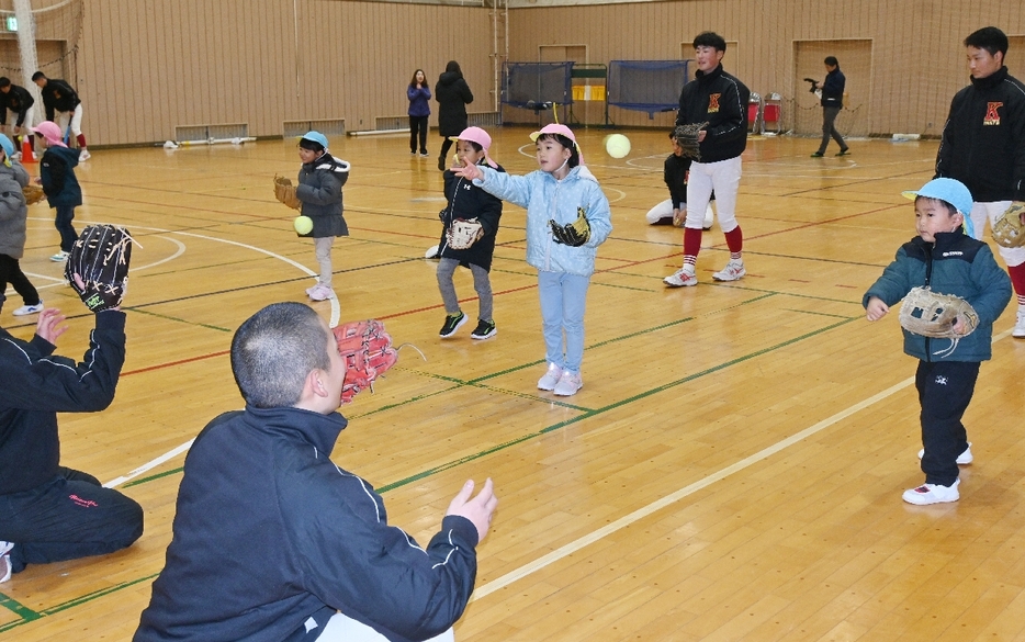 久慈高野球部とキャッチボールを楽しむ畑田保育園の園児