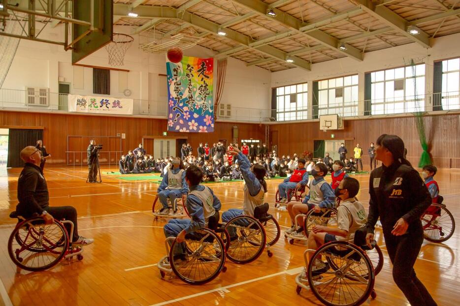 車いすバスケットボール体験の様子