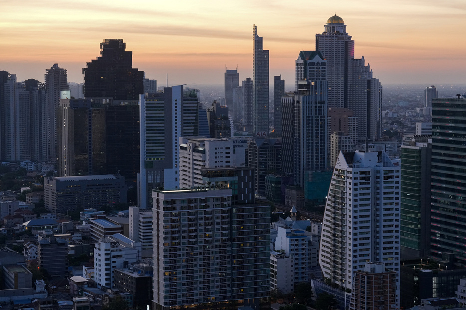 　１２月１３日　タイのピチャイ財務相は１３日、２０２５年１月から多国籍企業に対して１５％の最低法人税を導入する計画だと述べた。写真は２０２３年１月、バンコクで撮影（２０２４年　ロイター／Athit Perawongmetha）