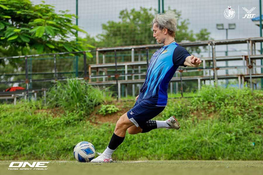 苦労の多い環境も今はサッカーができる幸せを噛みしめている【写真：クラブ提供】