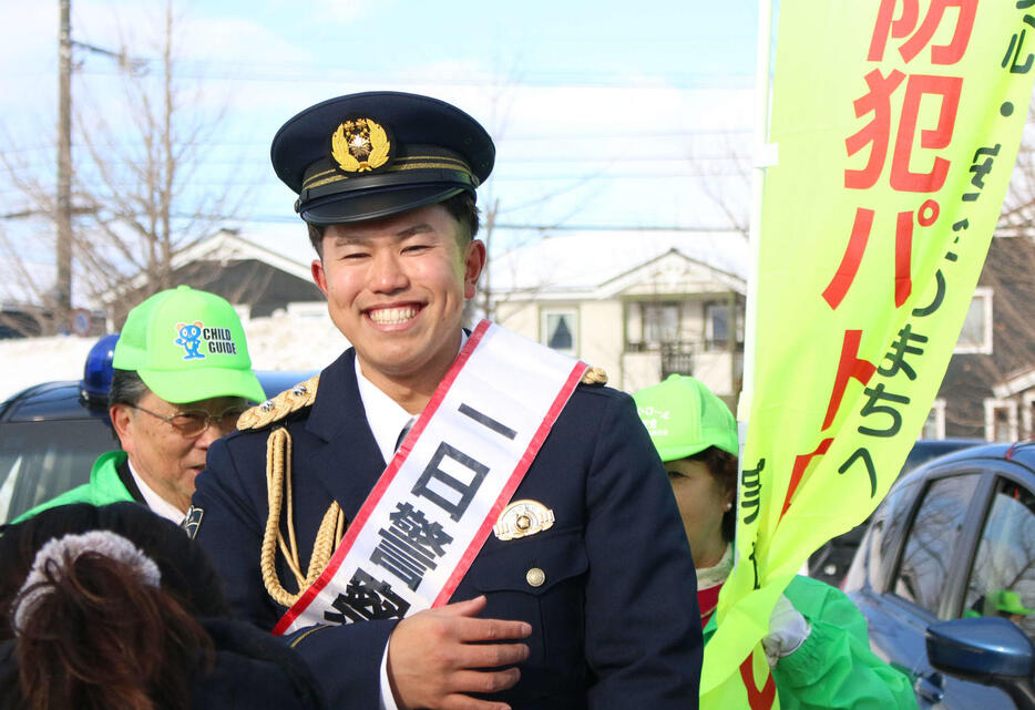 北海道・札幌にある豊平警察署の一日警察署長を務めた日本ハム今川（撮影・木下大輔）