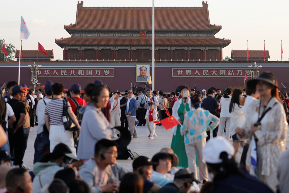 １２月２４日、中国財政省は２４日、２０２５年に財政支出を加速させると表明し、財政赤字の比率を引き上げる考えを示した。写真は天安門広場。６月撮影（２０２４年　ロイター/Nicoco Chan）