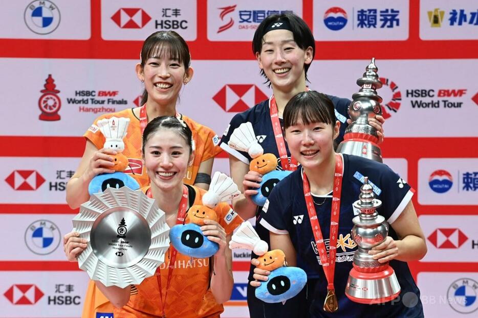 バドミントン、BWFワールドツアーファイナルズ、女子ダブルス決勝。表彰式に臨む準優勝の志田千陽/松山奈未組（左）と優勝した韓国の李紹希/白荷娜組（2024年12月15日撮影）。【翻訳編集】 AFPBB News