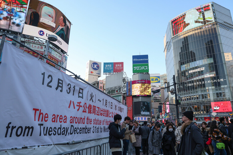 大みそかの３１日、ＪＲ渋谷駅前のハチ公像周辺が安全対策のため封鎖された。１月１日朝まで幕に囲われハチ公像は見物できない。